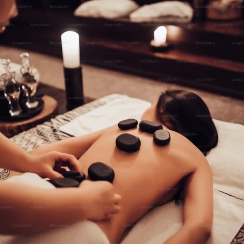 Masaje relajante con piedra volcánica